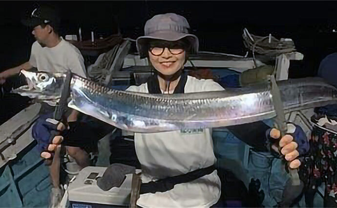 博多湾のテンヤタチウオ釣りで全員安打！【福岡】指6本ドラゴンも登場し50尾超えを達成