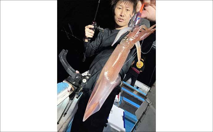 【沖釣り釣果速報】玄界灘の夜焚きイカ釣りで釣る人三桁続出！良型・パラソル級も登場（福岡）