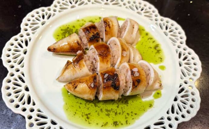 釣ったアカイカ（ケンサキ）で作る「バジル風味イカメシ」レシピ　和とイタリアンの融合？