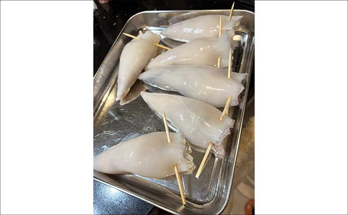 釣ったアカイカ（ケンサキ）で作る「バジル風味イカメシ」レシピ　和とイタリアンの融合？