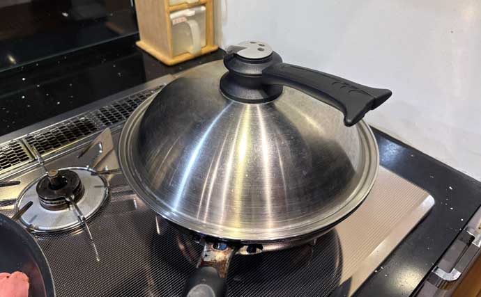 釣ったアカイカ（ケンサキ）で作る「バジル風味イカメシ」レシピ　和とイタリアンの融合？