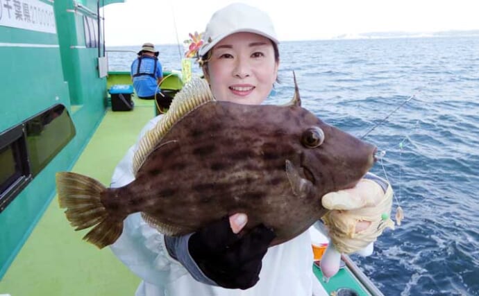東京湾の船カワハギ釣りで28.5cm良型を手中【千葉】まさかのゲスト浮上で船上ざわつく