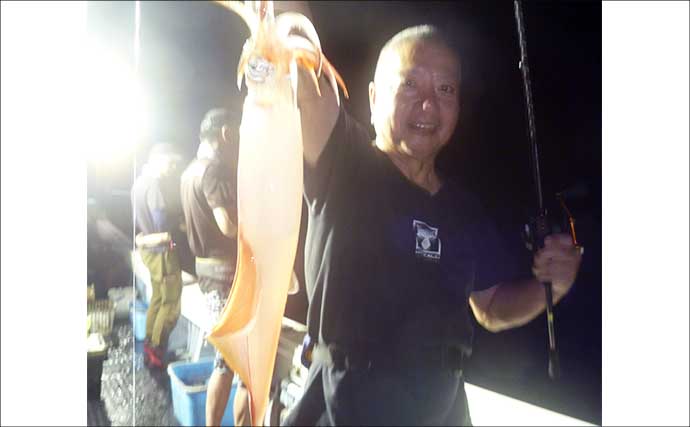 【沖釣り釣果速報】玄界灘の夜焚きイカ船でケンサキイカ釣る人200尾達成！（福岡）