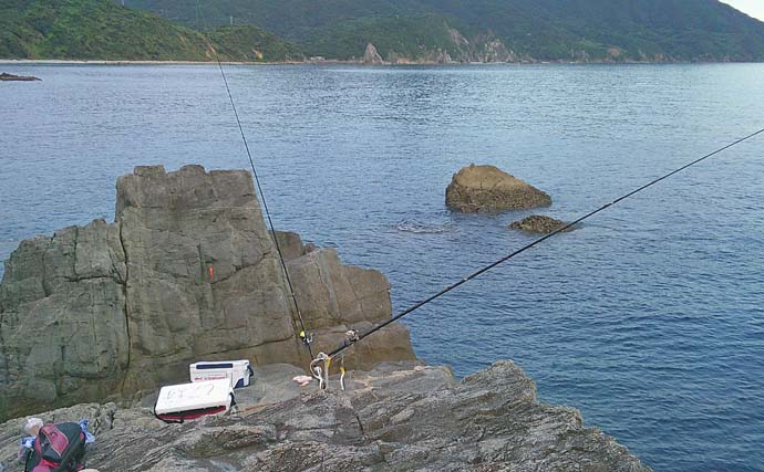 シブダイ狙いの夜釣りでアカハタ40cm頭に連続ヒット【鹿児島・野間池沖磯】本命は小型のみ