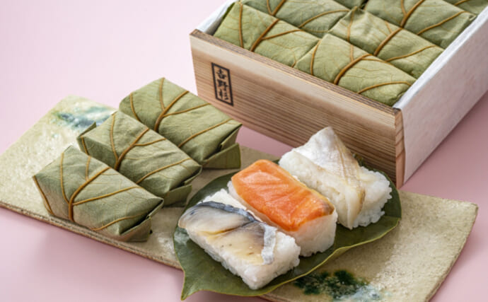 世界各地に存在する「フルーツの葉で包む」魚料理　柿にバナナの葉っぱなど