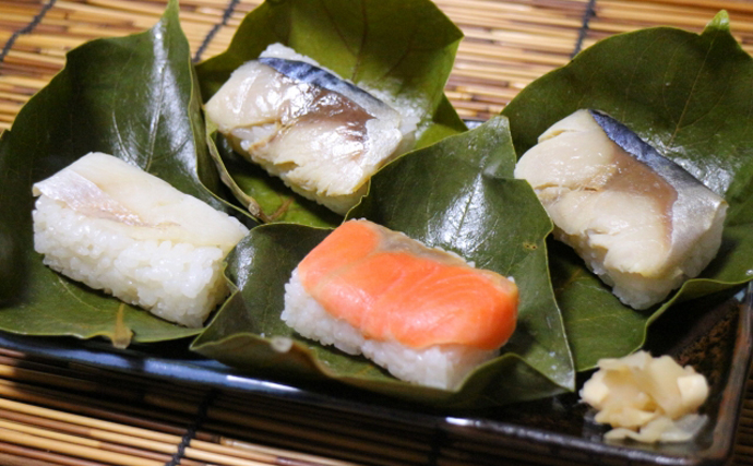 世界各地に存在する「フルーツの葉で包む」魚料理　柿にバナナの葉っぱなど