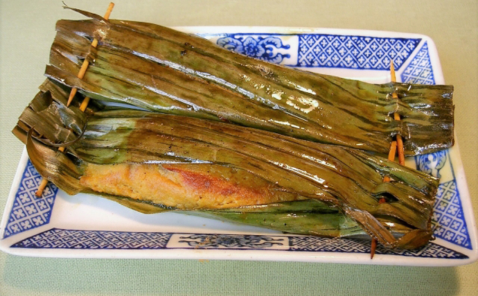 世界各地に存在する「フルーツの葉で包む」魚料理　柿にバナナの葉っぱなど