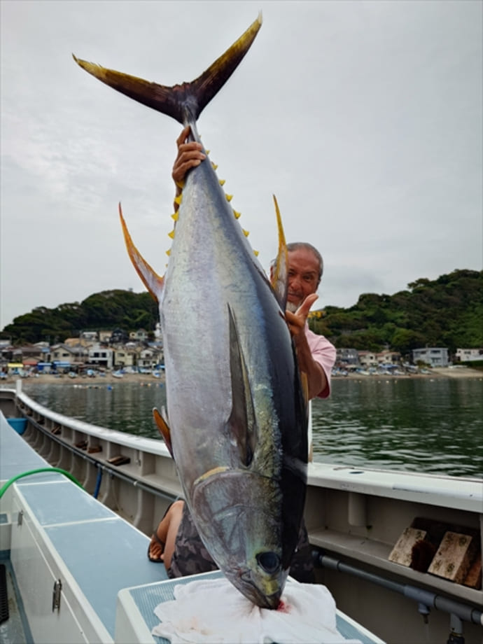 相模湾でキハダ37kg超ゲット！ようやくコマセに反応アリ？【全国の釣果速報6選】