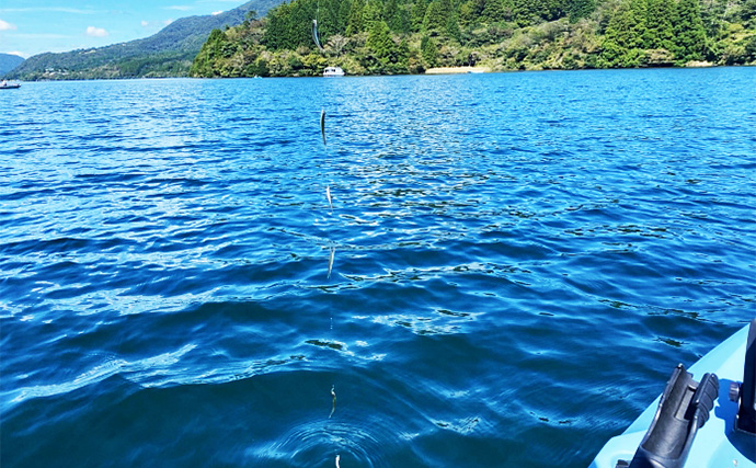 「ワカサギ釣りと足漕ぎカヤックの相性は想像以上！」大群捉えて入れ食い堪能【芦ノ湖】