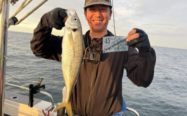 47cmギガアジ堂々浮上！【大阪】DEEPバチコンアジングで大型アジが…