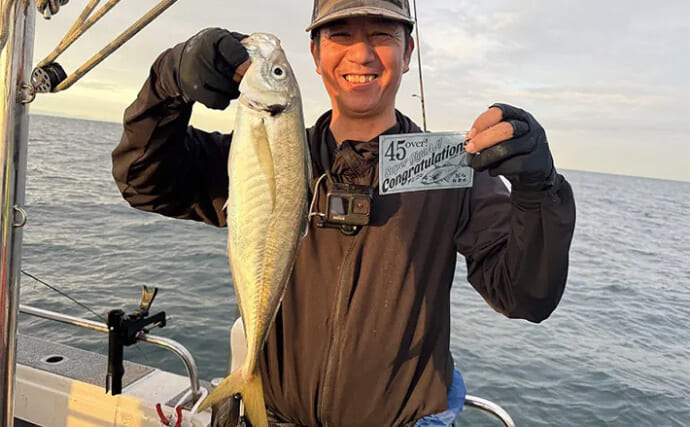 47cmギガアジ堂々浮上！【大阪】DEEPバチコンアジングで大型アジが船中連発