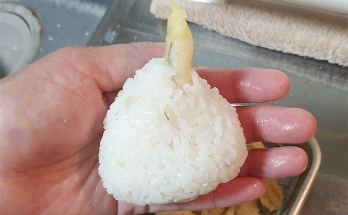 釣魚で作る「がっつり系」レシピ：セイゴの天むす　白米と一緒にガブリ！