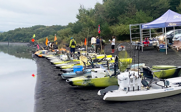 「今日だけ特別に釣りOK！」 水深120mの本栖湖にカヤックジギングで挑戦！