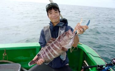 大原沖のマハタ釣りで2kg級良型を手中【千葉】船長のこまめなポイント移…