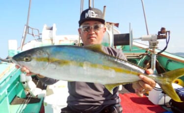 親子で挑んだ落とし込み釣りで豪快ヒット！5kg級ヒラマサをタモ入れ成功…