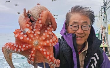 那珂湊沖のエギタコ釣りで2kg超えマダコ手中！【茨城】船中オデコなし＆…