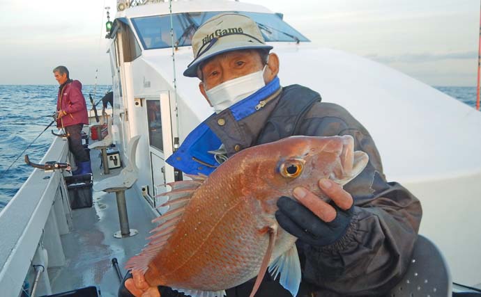 第二大福丸での落とし込み釣りでヒラマサ6尾＆良型マダイを手中【福岡・大島】探見丸でベイト層を攻略