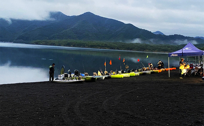 「今日だけ特別に釣りOK！」 水深120mの本栖湖にカヤックジギングで挑戦！