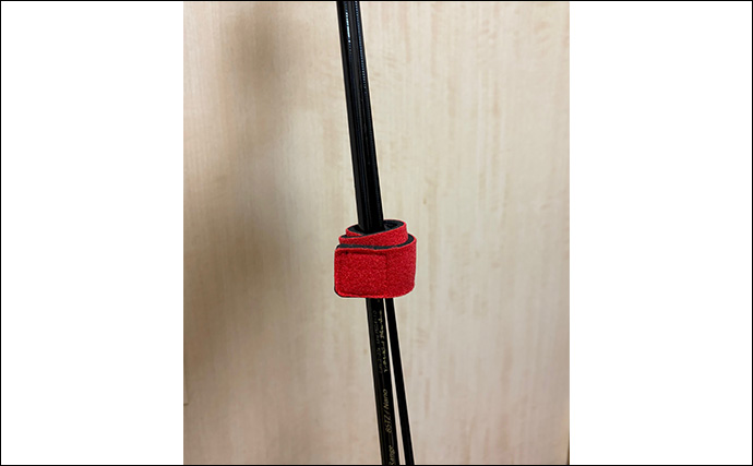 釣り人以外は知らない釣行アイテム「ロッドベルト」　派手な色は紛失防止のため？