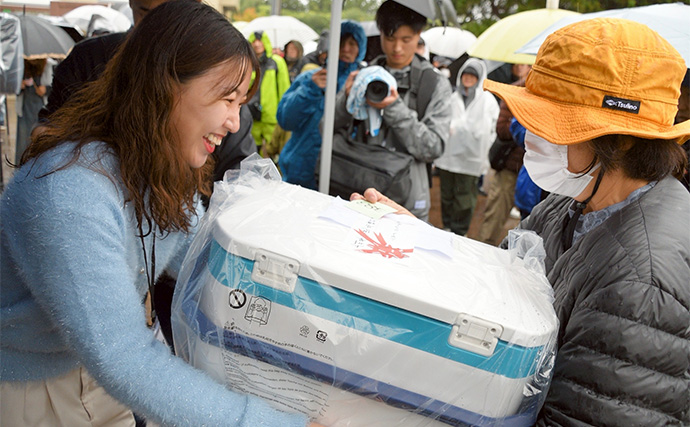 哀川翔さんが1投目から本命ハゼを手中！ 300人が参加した『三河湾釣り大会』が開催