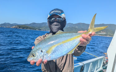 「船上が戦場さながらに？」初めてのシマアジ釣りで本命キャッチに成功【和…