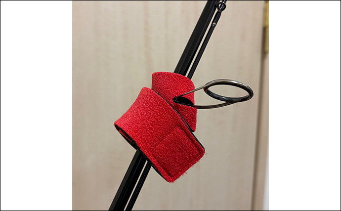 釣り人以外は知らない釣行アイテム「ロッドベルト」　派手な色は紛失防止のため？