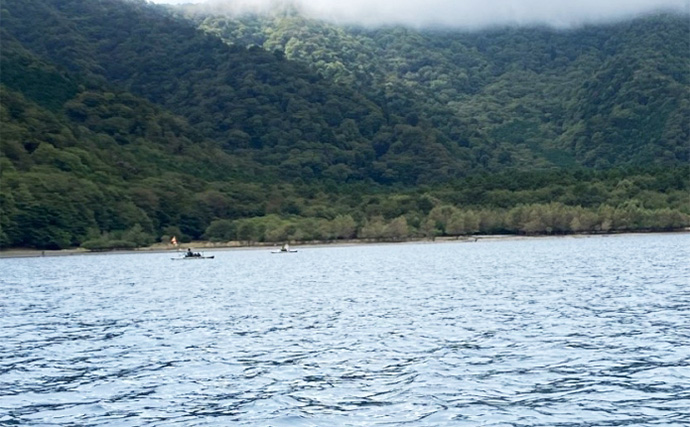 「今日だけ特別に釣りOK！」 水深120mの本栖湖にカヤックジギングで挑戦！