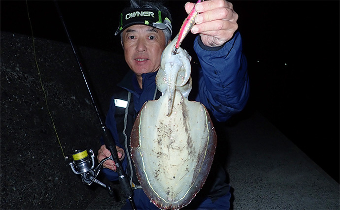 堤防から1kg級モンゴウイカ手中！【熊本】派手なシャクリからの長めステイでヒット