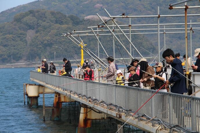 11月22日＜いい夫婦の日＞に釣り体験はいかが？　1本の竿で共同作業【今週の釣りニュース4選】