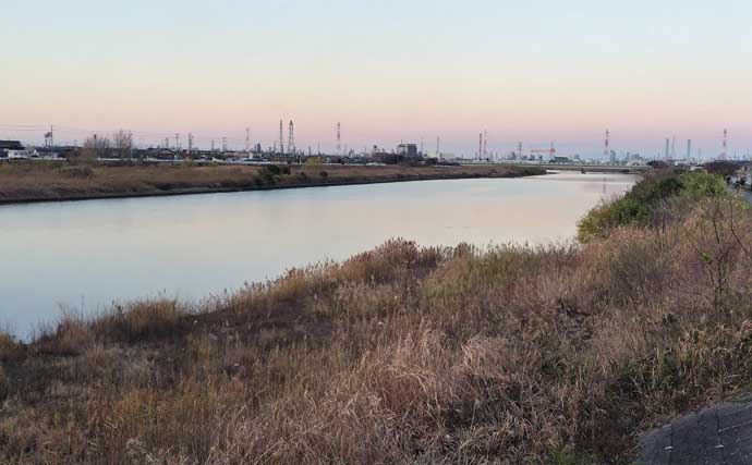 真冬の養老川で83cm「ランカー」シーバス浮上！　バイブレーションにヒット