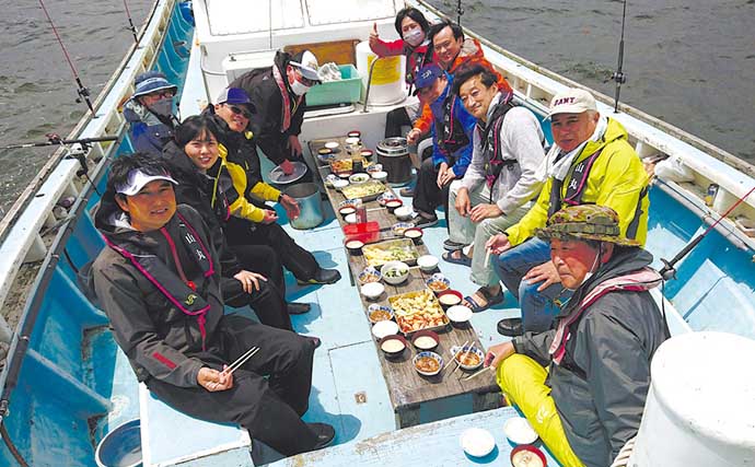 関東エリアの【船釣り特選釣果】東京湾ルアー五目便で70cm超え良型シーバス炸裂！青物・アジも好調