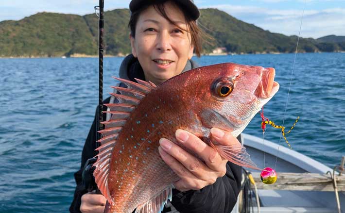 50cmマダイ登場で大興奮！」鳥羽沖のタイラバ釣りでワラサ交じりの五目