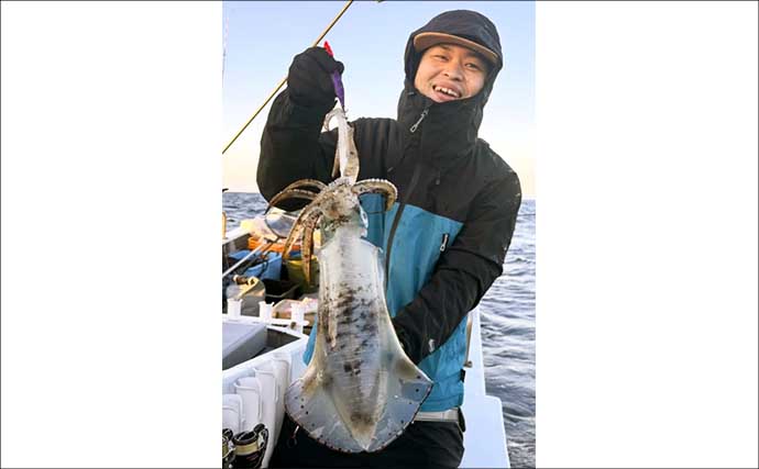 【沖のルアー釣果速報】伊勢志摩沖のティップランで良型アオリイカ連発！1kgアップも浮上（三重）
