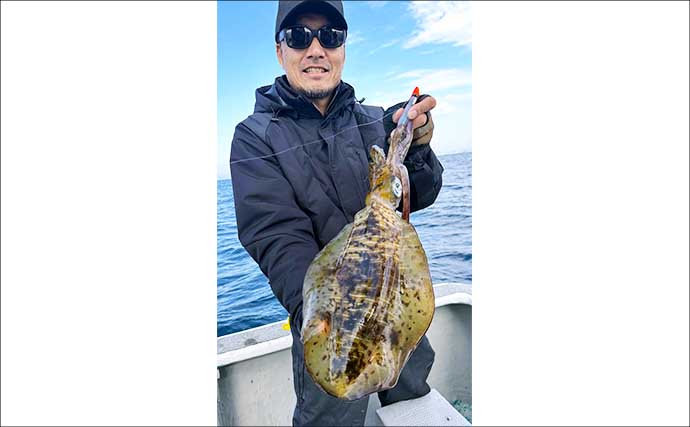 【沖のルアー釣果速報】伊勢志摩沖のティップランで良型アオリイカ連発！1kgアップも浮上（三重）
