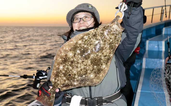 鹿島沖のヒラメ釣りで最大2.5kg＆トップ6尾手中【茨城】水深20m前後が