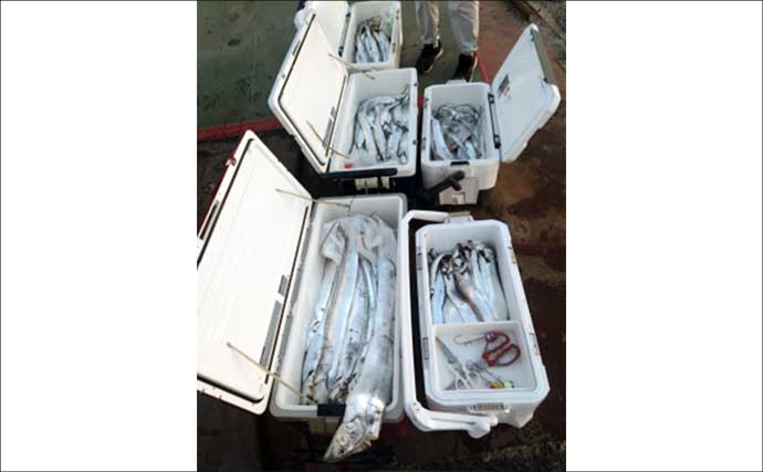 関西エリアの【船釣り特選釣果】左に寒ブリ右にマダイ！ジギング＆ディープタイラバリレーで良型連発