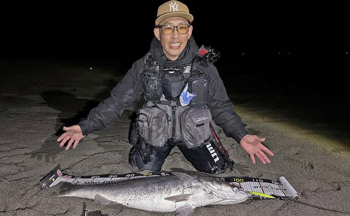 おさかな オオニベ102cmが砂浜に降臨！」遠州灘サーフのルアーゲームでメーター