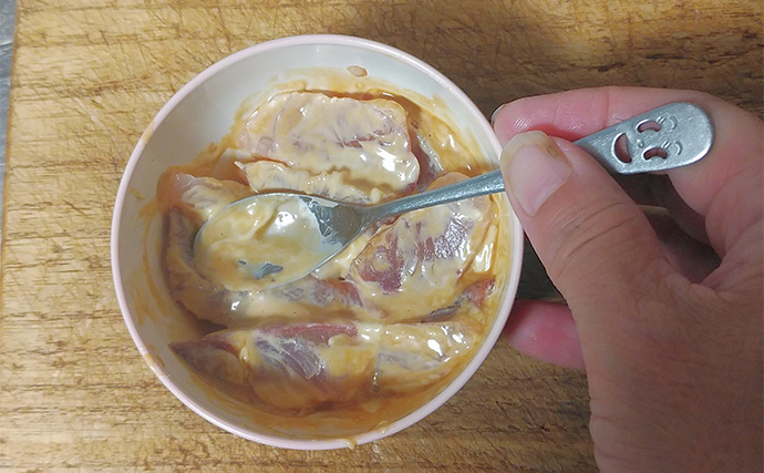 釣った魚で作る「うまさ倍増」レシピ：ネリゴのネズ和え　マヨネーズで味変を