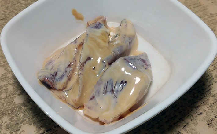 釣った魚で作る「うまさ倍増」レシピ：ネリゴのネズ和え　マヨネーズで味変を