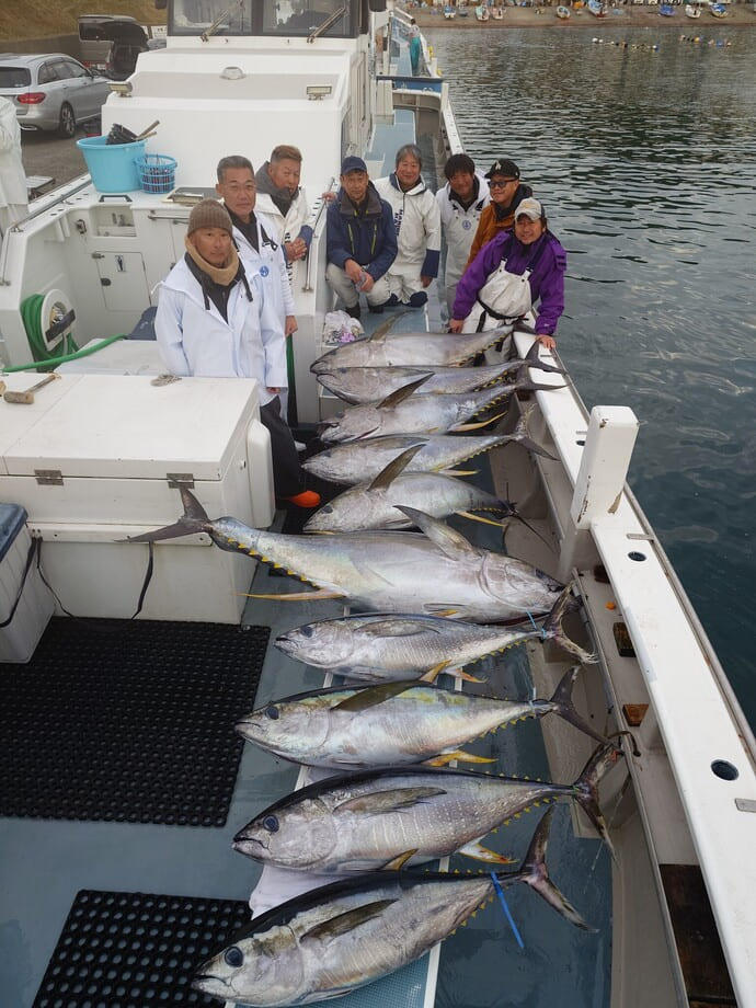 ＜大型ヒラメ＆丸々ブリ＆極太サワラ＞三重・鳥羽沖でイワシ泳がせ釣り好調！【全国の釣果速報6選】