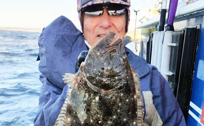 日立沖のヒラメ釣りで船中ほぼ全員が2尾以上をキャッチ【茨城】別船で