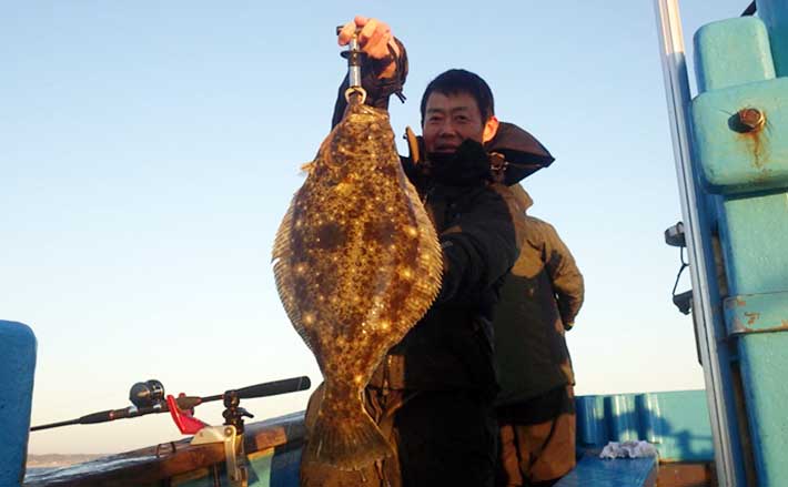 全面解禁後の鹿島沖ヒラメ釣りで本命の他マゴチにタチウオで好土産