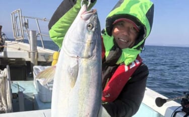 【沖釣り釣果速報】落とし込み釣りで8kg級大型ブリ浮上！5kg級ヒラメ…