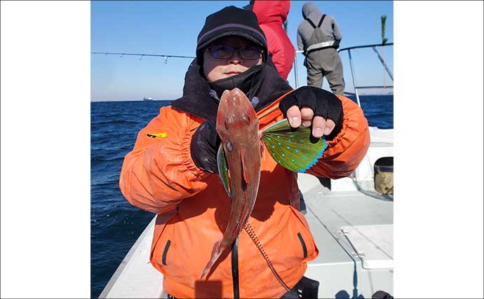 「まずはアジ確保から！」東京湾アジ泳がせ釣りで4.8kgワラサを手中【けやき丸】