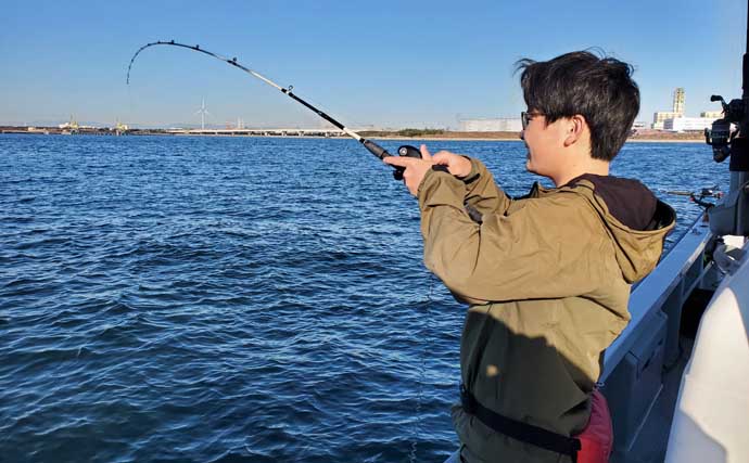 「まずはアジ確保から！」東京湾アジ泳がせ釣りで4.8kgワラサを手中【けやき丸】