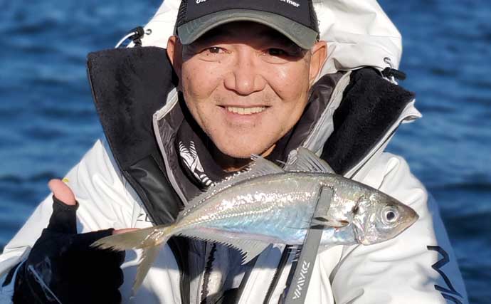 「まずはアジ確保から！」東京湾アジ泳がせ釣りで4.8kgワラサを手中【けやき丸】