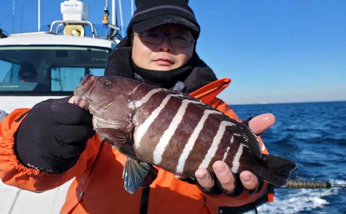 「まずはアジ確保から！」東京湾アジ泳がせ釣りで4.8kgワラサを手中【けやき丸】