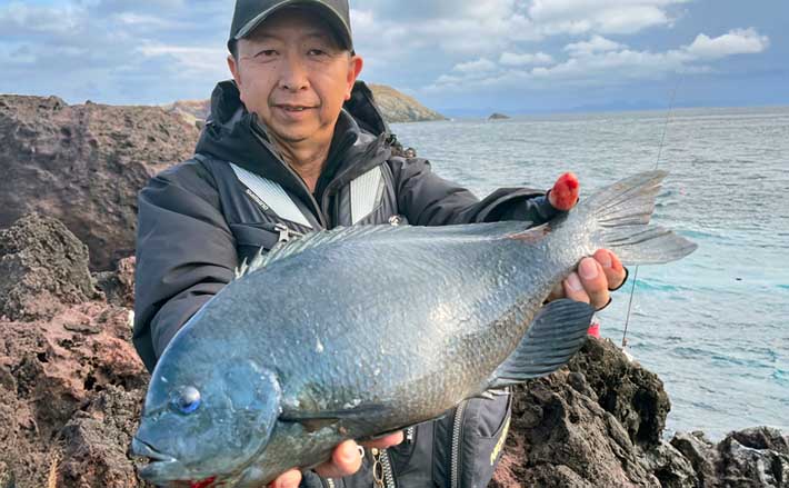 上五島の寒グロ本番！」沖磯フカセ釣りで47〜49cm良型連発【長崎