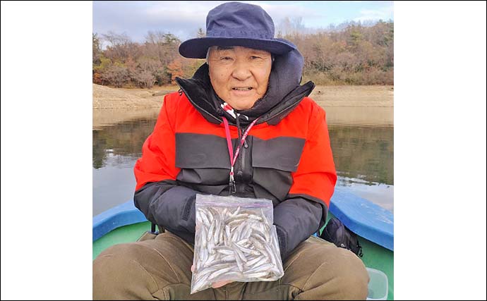 入鹿池のボートワカサギ釣りで2人300匹超！【愛知】回遊大群を捉えて兄弟対決制す