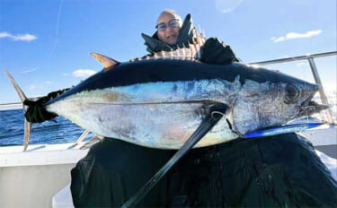 【沖のルアー釣果速報】22.9kgタネトン手中！トンジギで大型連発の好…